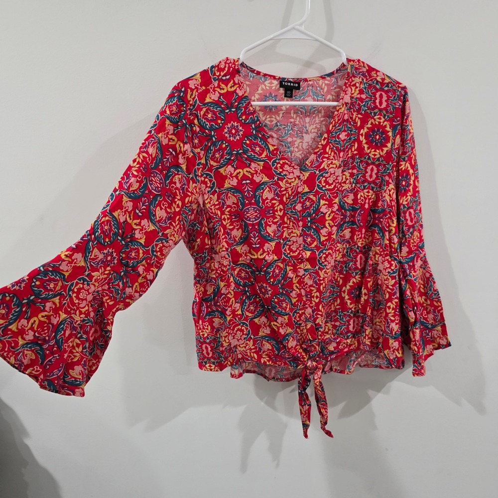 Torrid Womens Top Size 00 Medium Red Medallion Floral Tie Front Bell Sleeve - Picture 4 of 9